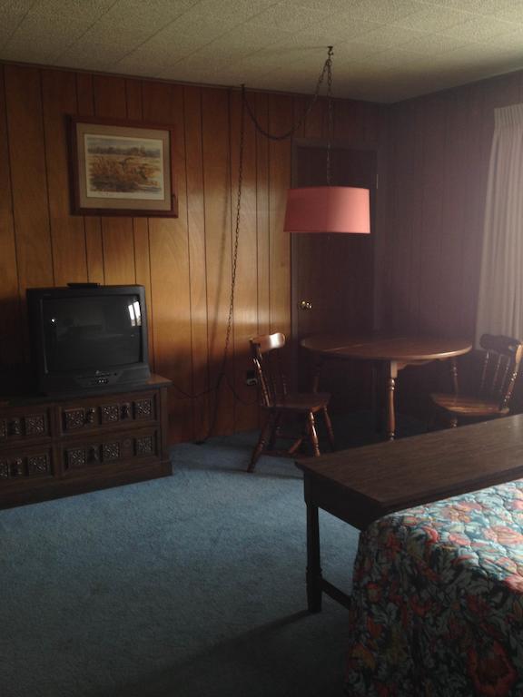 Oneida Village Inn Three Lakes Rum bild